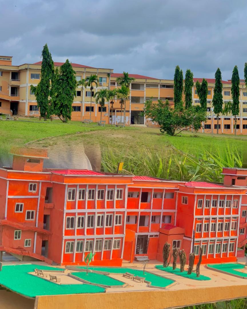 Maquette d’un bâtiment présentée sur le campus de l’ISABEE.